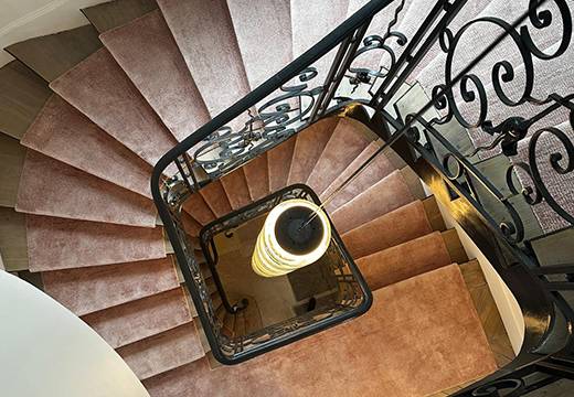 Guide Complet : Le tapis d'escalier - Choix, installation et entretien